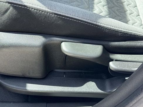 Used 2022 Chevrolet Equinox LS image 32