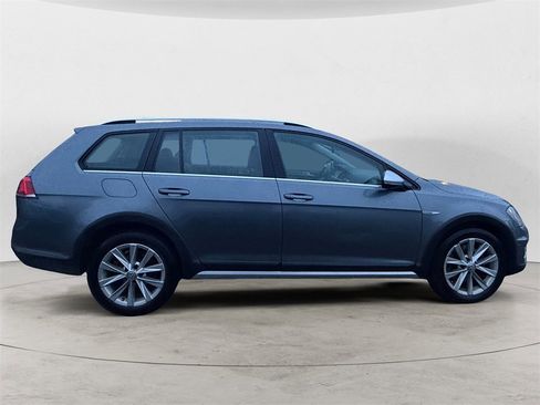Used 2017 Volkswagen Golf Alltrack image 6