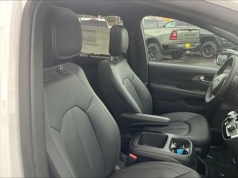 New 2026 Chrysler Pacifica Select image 24