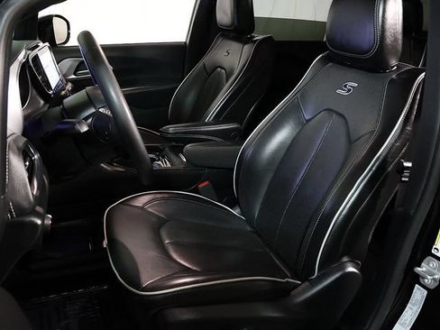 Used 2025 Chrysler Pacifica Limited FWD image 4