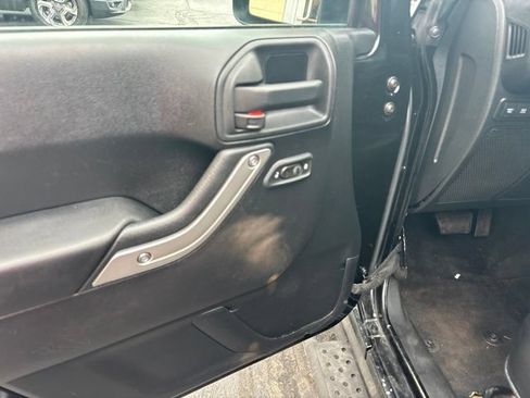 Used 2015 Jeep Wrangler Unlimited Rubicon w/ Connectivity Group AWD/4WD image 9