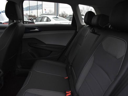 Used 2024 Volkswagen Taos SE image 17