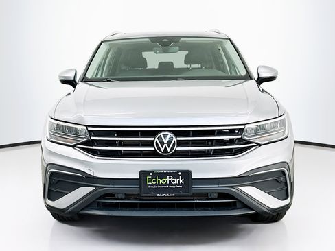 Used 2024 Volkswagen Tiguan SE w/ Panoramic Sunroof Package image 2
