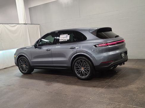 New 2026 Porsche Cayenne image 3