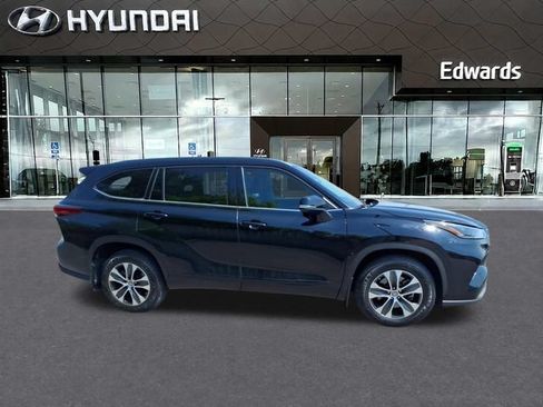 Used 2021 Toyota Highlander XLE AWD/4WD image 6