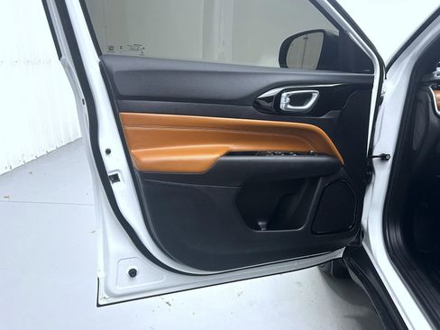 Used 2025 Jeep Compass Limited image 9