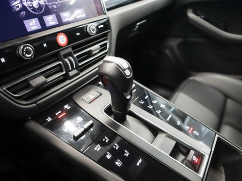 Used 2023 Porsche Macan image 17