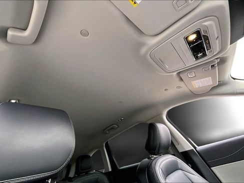 Used 2025 Lincoln Nautilus Premier image 16