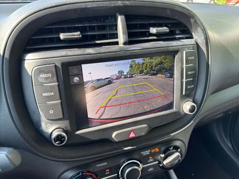 Used 2025 Kia Soul LX w/ LX Technology Package FWD image 20