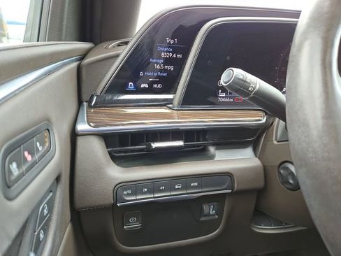 Used 2021 Cadillac Escalade Premium Luxury AWD/4WD image 21