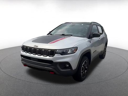 Used 2025 Jeep Compass Trailhawk AWD/4WD image 7