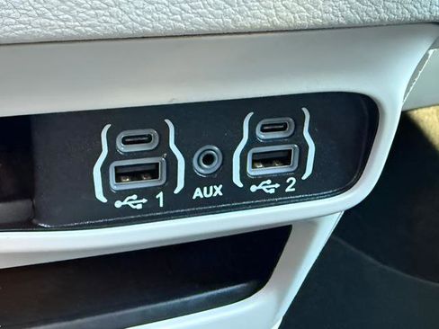 Used 2024 Chrysler Pacifica Touring-L FWD image 13