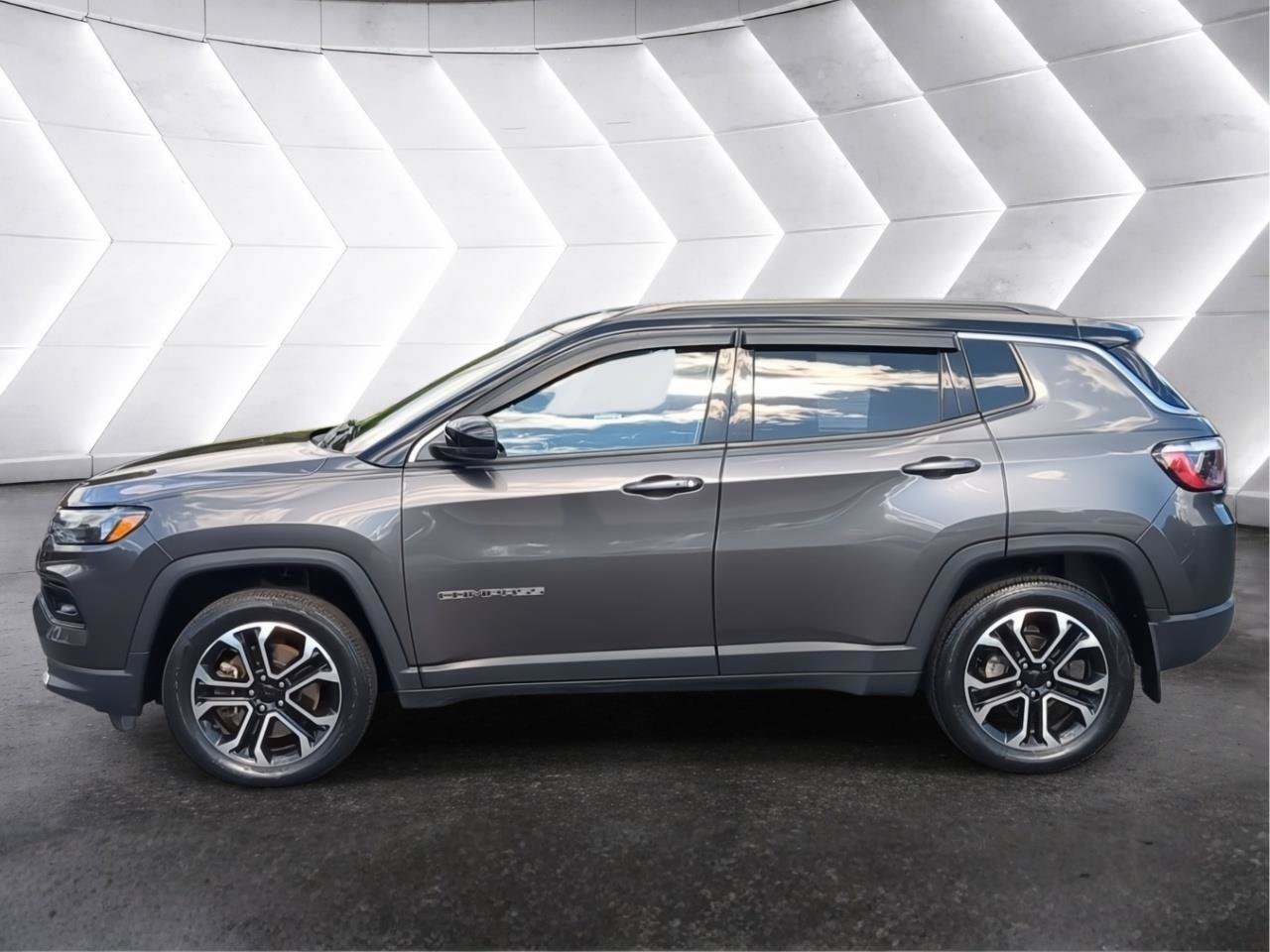 Used 2024 Jeep Compass Limited w/ Sun and Sound Group AWD/4WD image 3