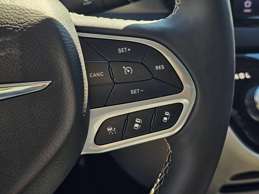 Used 2024 Chrysler Pacifica Touring-L FWD image 30