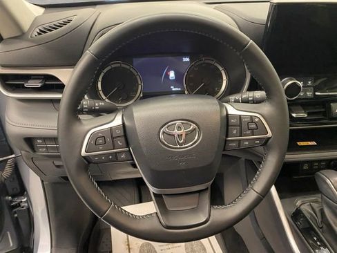 Used 2023 Toyota Highlander XLE AWD/4WD image 16