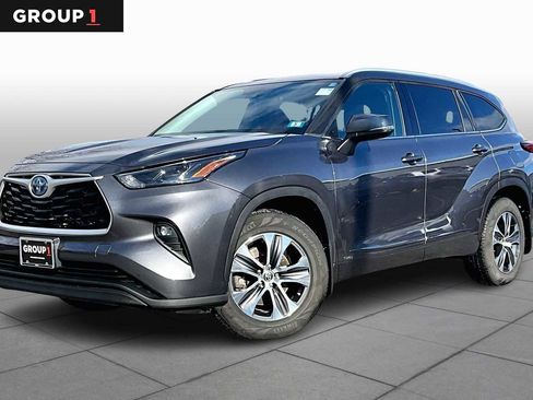 Certified 2022 Toyota Highlander XLE image 1