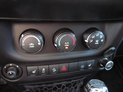 Used 2016 Jeep Wrangler Unlimited Rubicon w/ Connectivity Group image 75