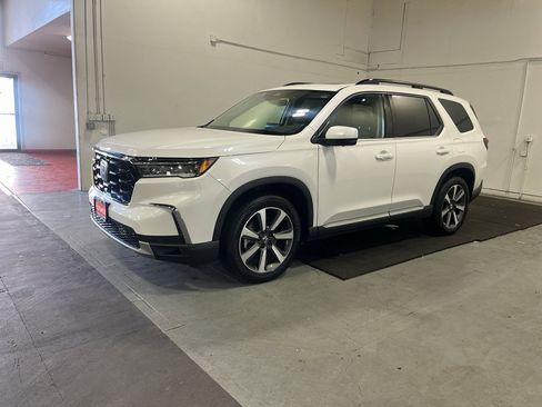 Certified 2025 Honda Pilot Elite image 3