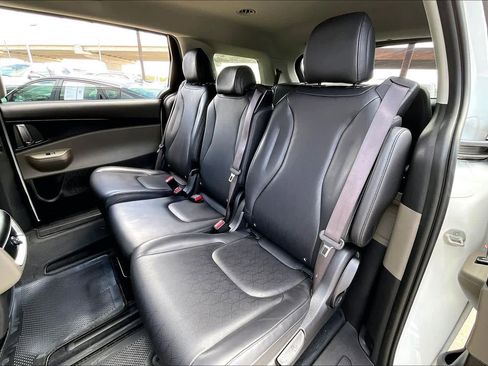 Used 2025 Kia Carnival image 19