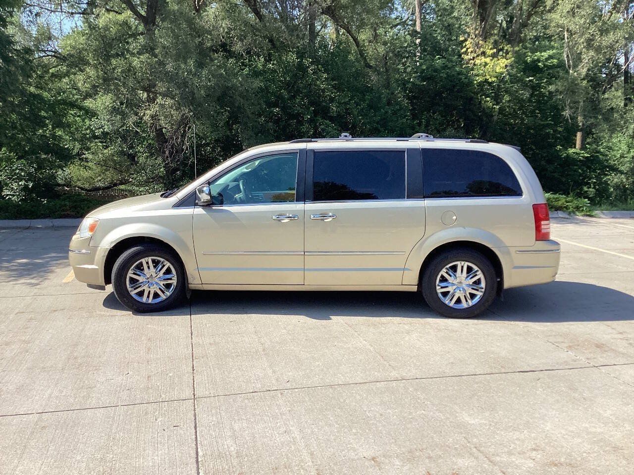 Used 2010 Chrysler Town & Country Limited FWD image 5