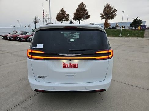 New 2026 Chrysler Pacifica Pinnacle image 5