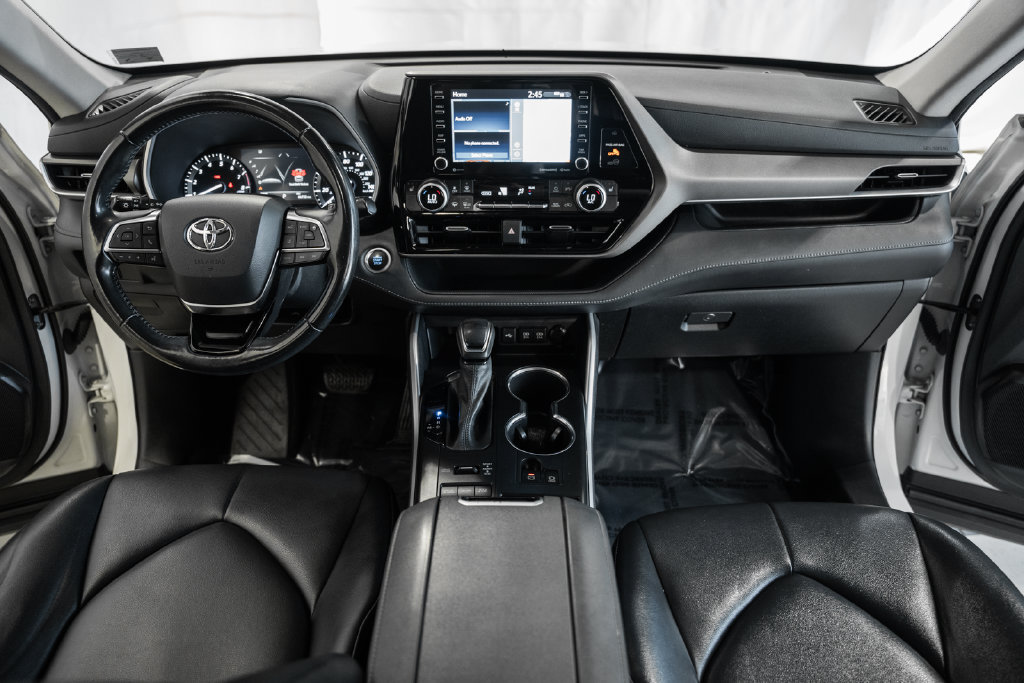 Used 2021 Toyota Highlander XLE AWD/4WD image 17