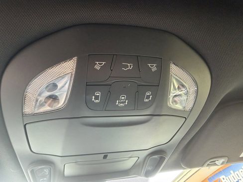 Used 2025 Chrysler Pacifica Limited FWD image 29