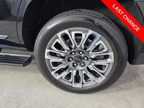 Used 2024 GMC Yukon Denali Ultimate AWD/4WD image 18