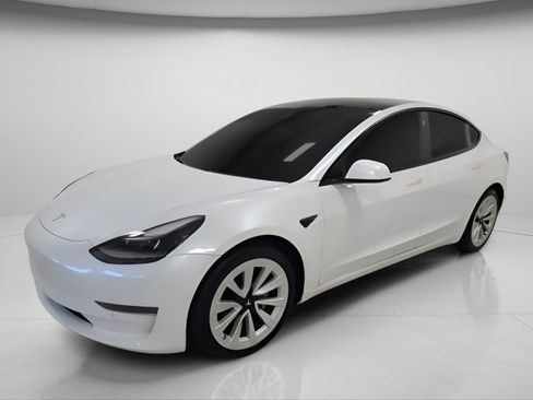Used 2021 Tesla Model 3 Standard Range Plus RWD image 3