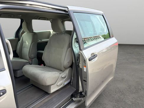 Used 2017 Toyota Sienna L FWD image 14