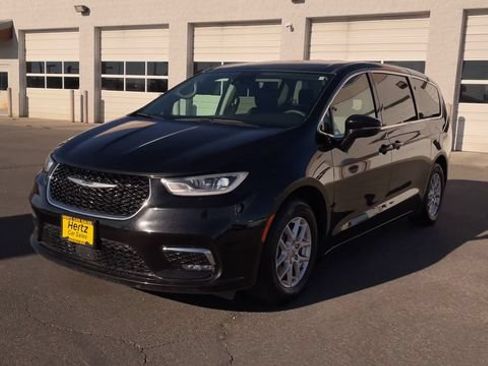 Used 2024 Chrysler Pacifica Touring-L FWD image 5