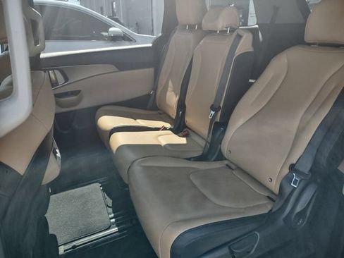 Used 2024 Kia Carnival LX FWD image 11