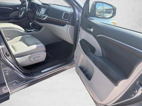 Used 2016 Toyota Highlander Limited FWD image 25