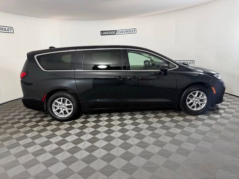 Used 2023 Chrysler Pacifica Touring-L FWD image 7