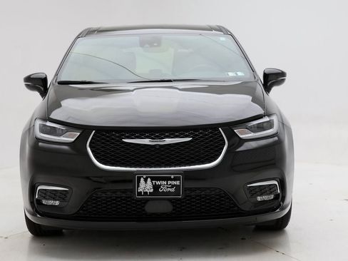 Used 2025 Chrysler Pacifica Select image 4