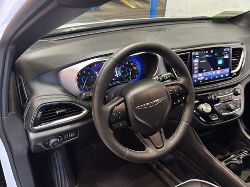 Used 2025 Chrysler Pacifica Limited FWD image 16