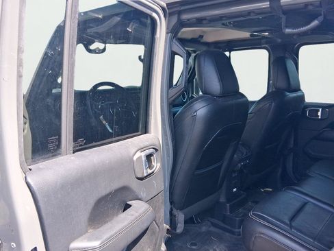 Used 2018 Jeep Wrangler Unlimited Sahara AWD/4WD image 13