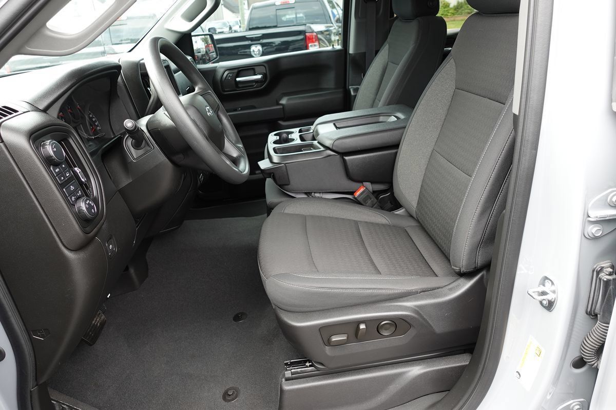 Used 2024 Chevrolet Silverado 1500 Custom w/ Dark Appearance Package AWD/4WD image 18