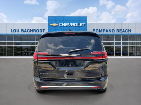 Used 2023 Chrysler Pacifica Touring-L FWD image 4