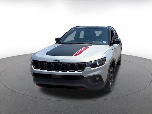 Used 2025 Jeep Compass Trailhawk AWD/4WD image 4