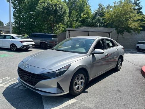 Used 2022 Hyundai Elantra SE FWD image 3