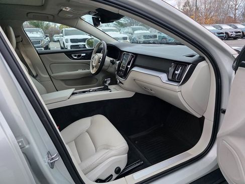 Used 2020 Volvo V60 T5 Cross Country image 12
