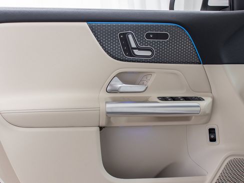 New 2025 Mercedes-Benz GLA 250 4MATIC image 12