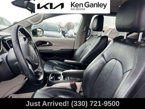 Used 2018 Chrysler Pacifica Touring-L image 11