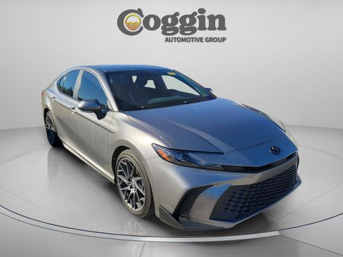 Used 2025 Toyota Camry SE image 9