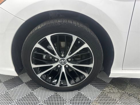 Used 2019 Toyota Camry SE image 12