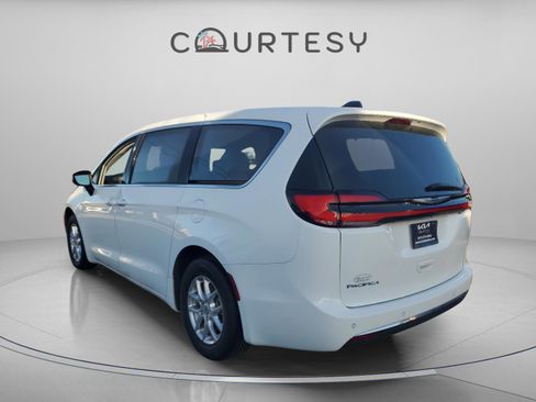 Used 2023 Chrysler Pacifica Touring-L image 2