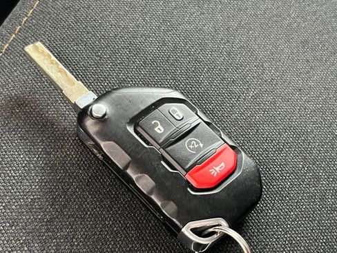 Used 2025 Jeep Wrangler Sahara image 21