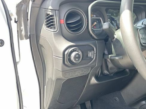 Used 2025 Jeep Gladiator Rubicon w/ Convenience Group AWD/4WD image 17