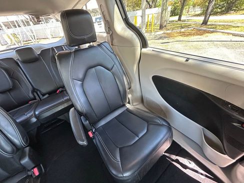 Certified 2023 Chrysler Pacifica Touring-L FWD image 14